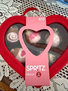 Spritz Red and Pink Heart-Shaped Gift Box with Decorative Bird Ornaments